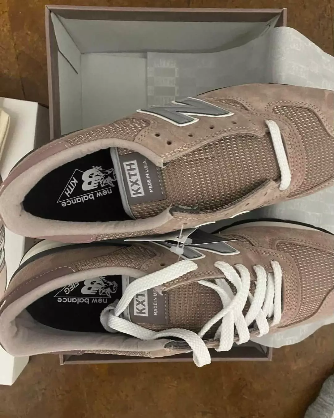 Kith New Balance 990v1 Dusty Rose M990KT1 Дата випуску