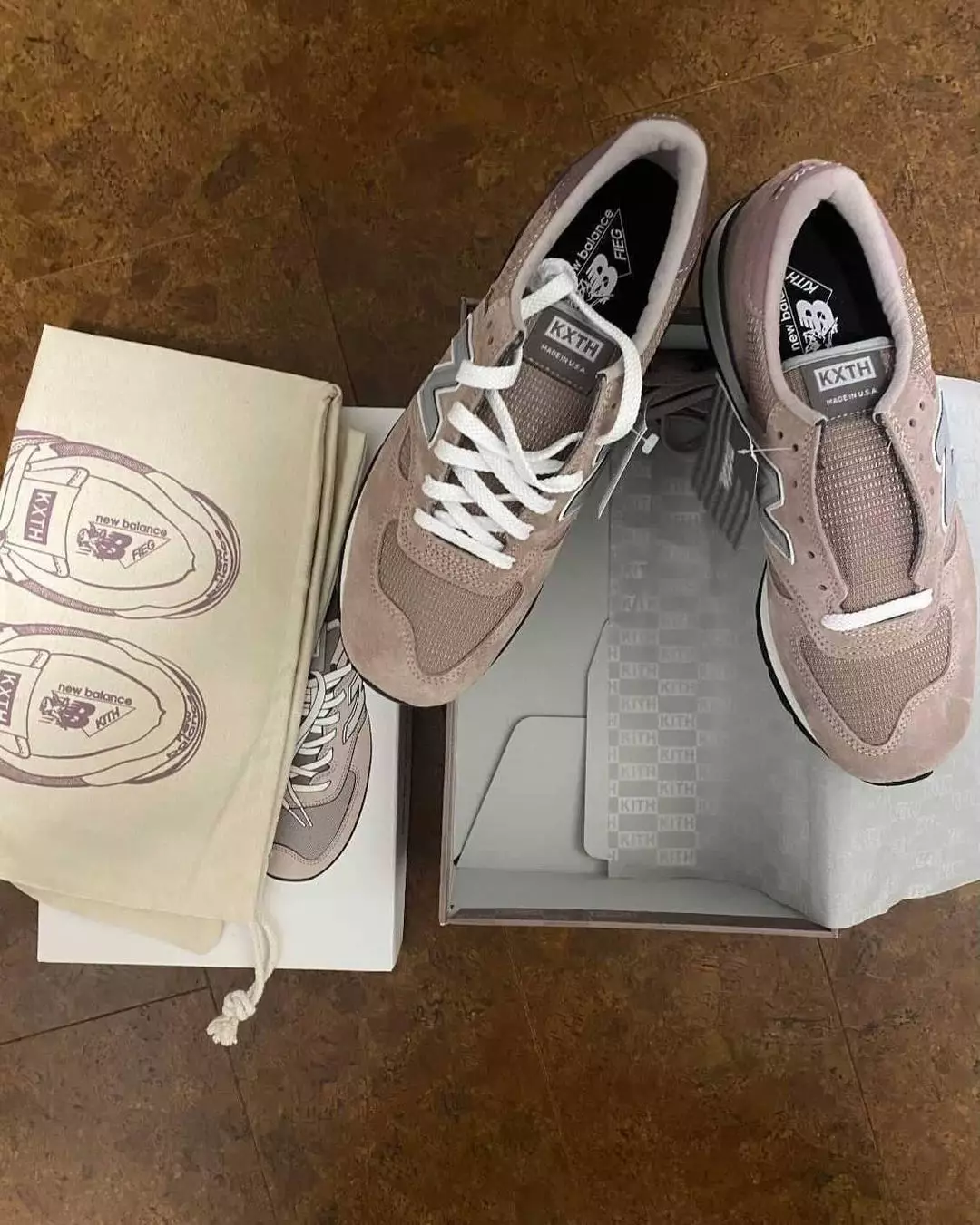 Kith New Balance 990v1 Dusty Rose M990KT1 تاريخ الإصدار