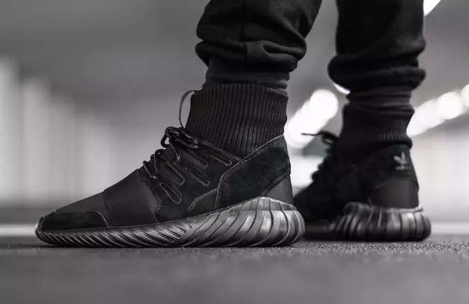 adidas Tubular Doom Core အနက်ရောင်