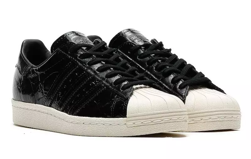 Класическият adidas Superstar получава горна част от лакирана кожа