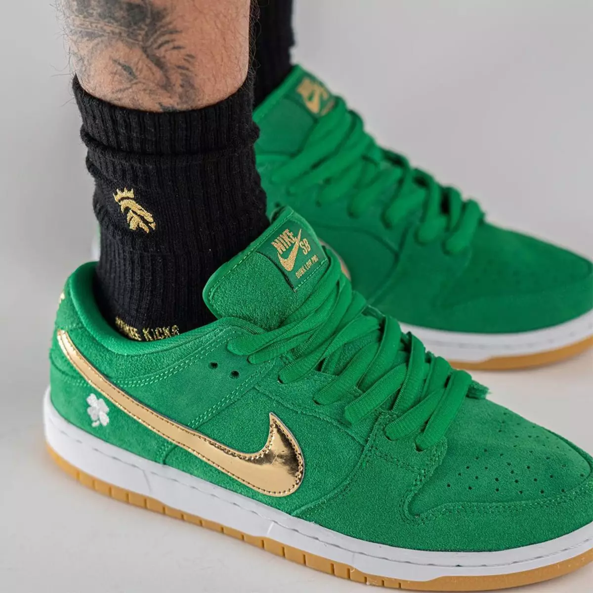 Nike SB Dunk Low Sent-Patriks kuni BQ6817-303 Chiqarilish sanasi oyoqlarda