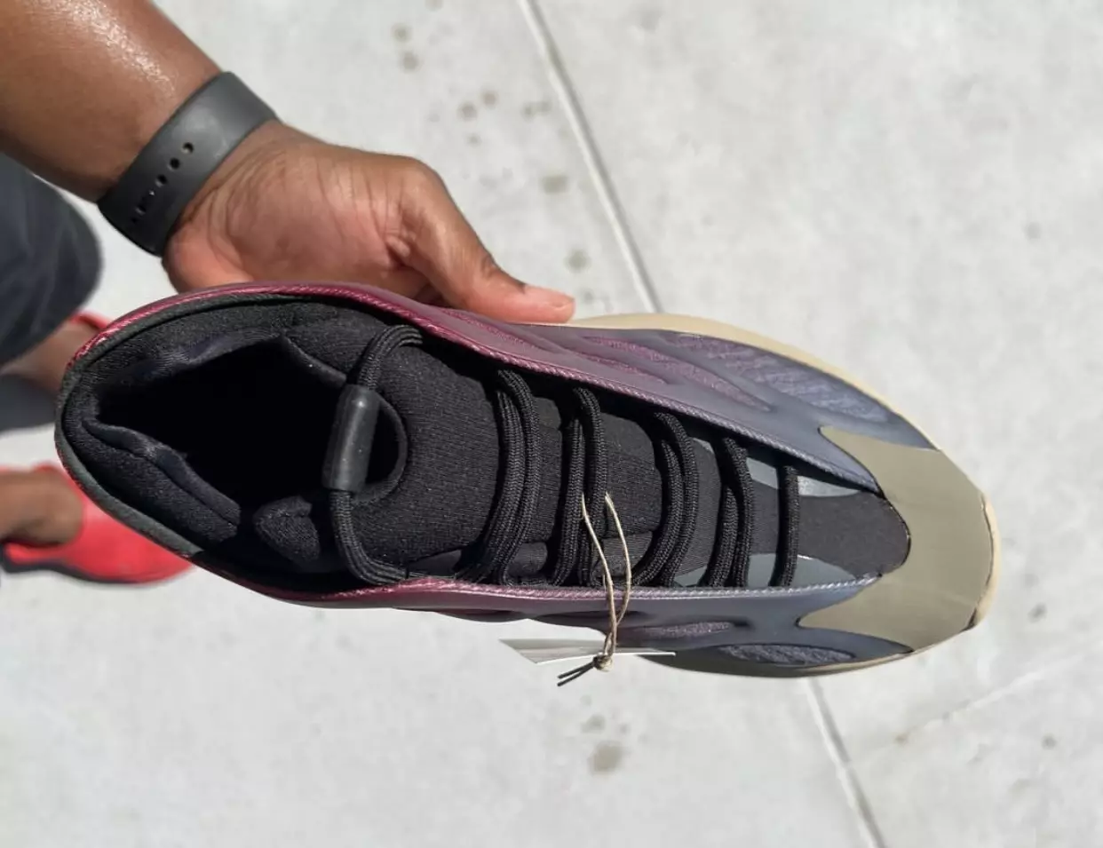 Adidas Yeezy 700 V3 Fade Carbon GW1814 väljalaskekuupäev