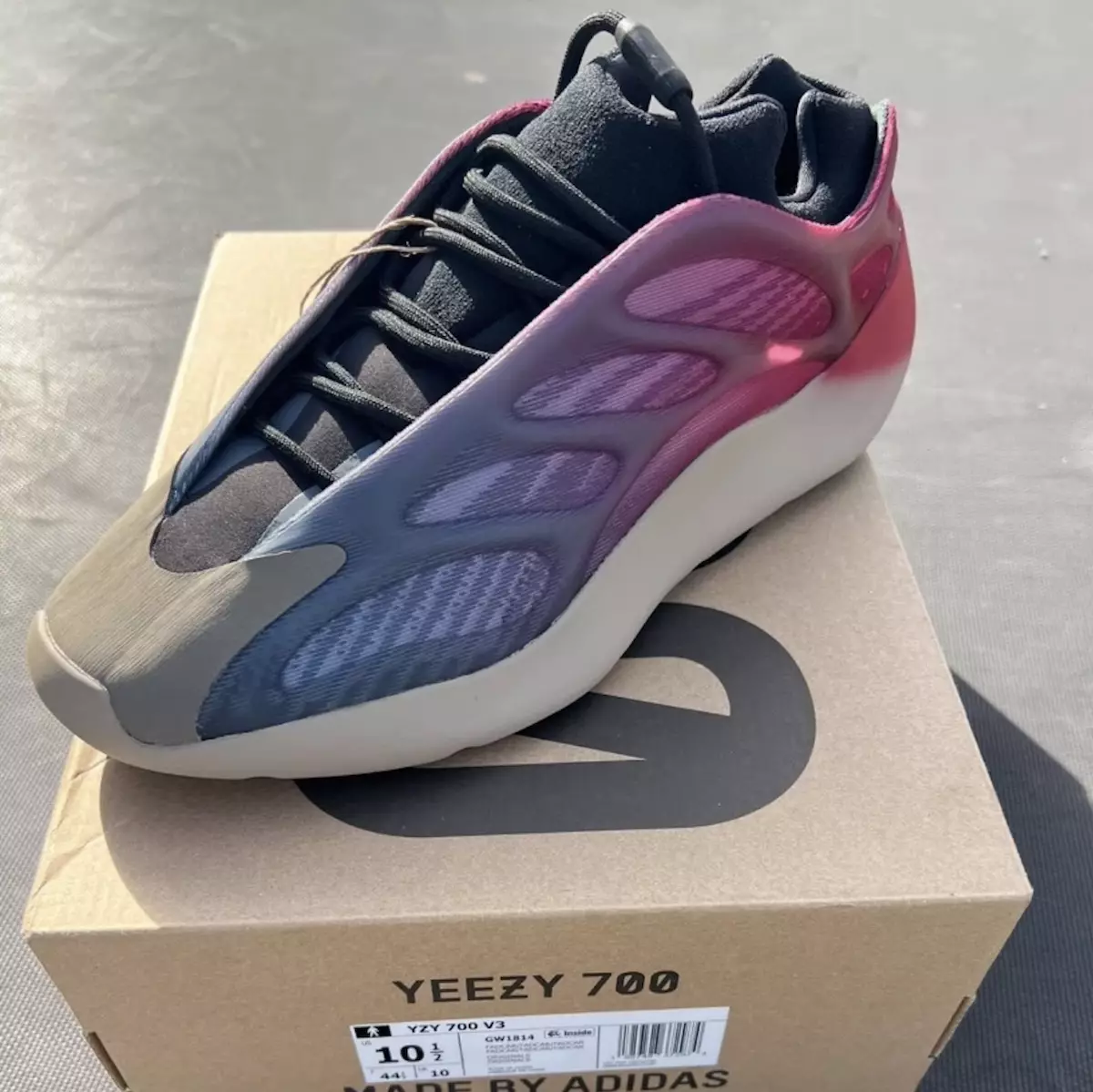 adidas Yeezy 700 V3 Fade Carbon GW1814 Թողարկման ամսաթիվ