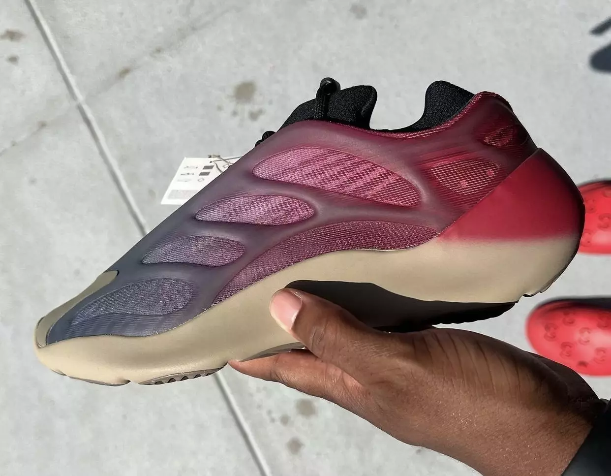 adidas Yeezy 700 V3 Fade Carbon GW1814 Дата на издаване