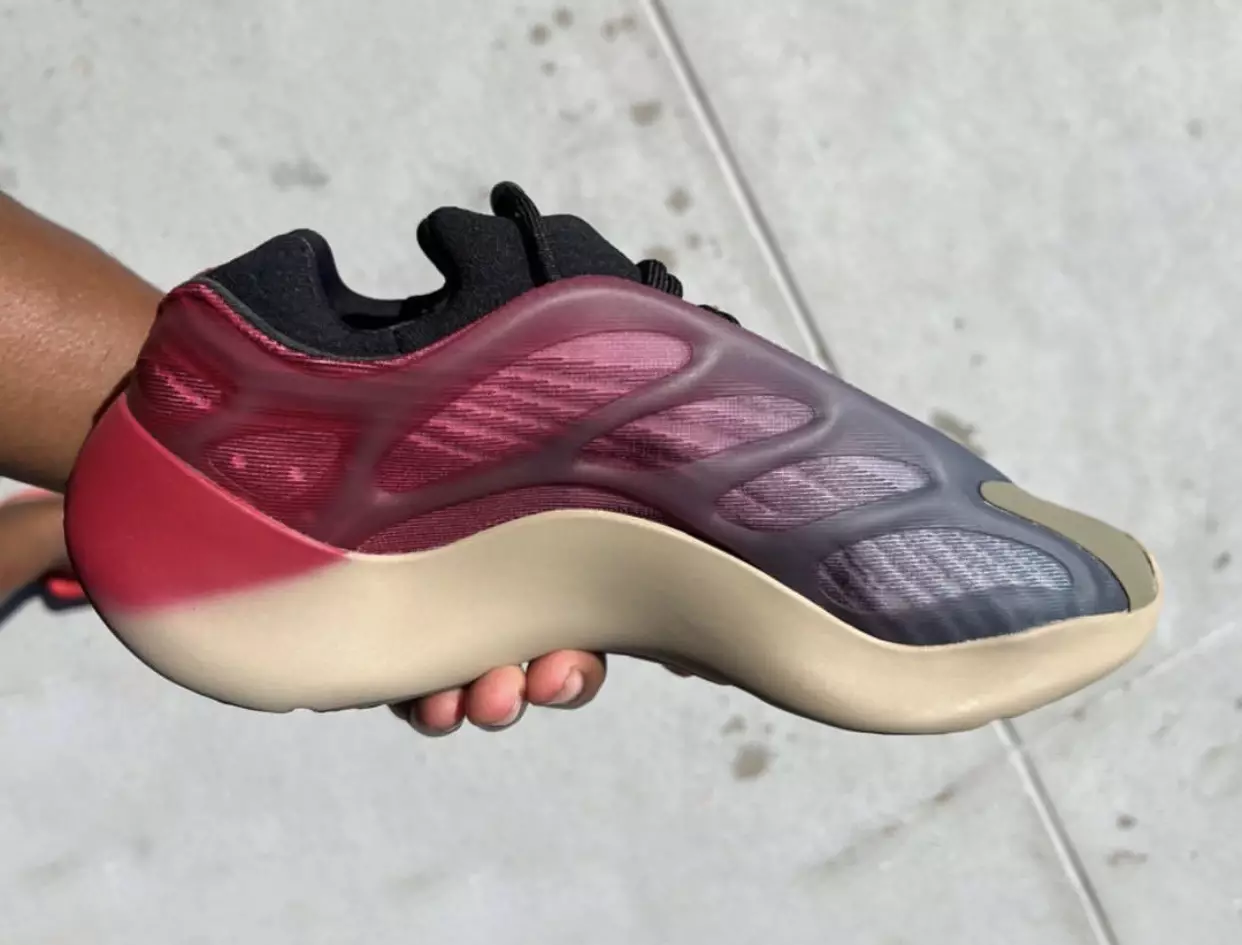 adidas Yeezy 700 V3 Fade Carbon GW1814 Data tar-Rilaxx