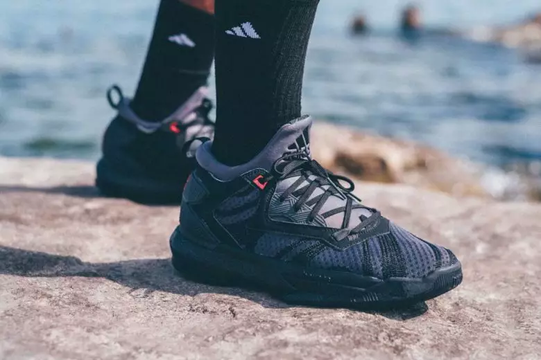 L'adidas D Lillard 2 "Shark Black" uscirà sabato