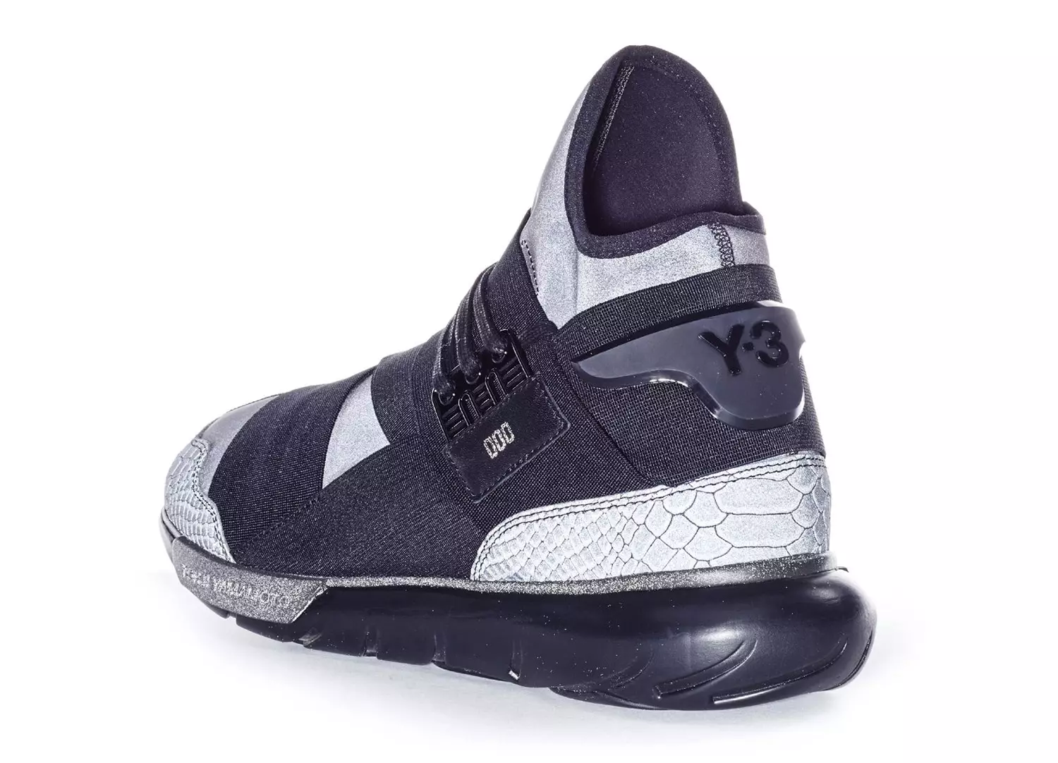 ဤ adidas Y-3 Qasa သည် အတွဲ 300 သို့ အကန့်အသတ်ဖြင့်သာ ဖြန့်ချိခဲ့သည်။