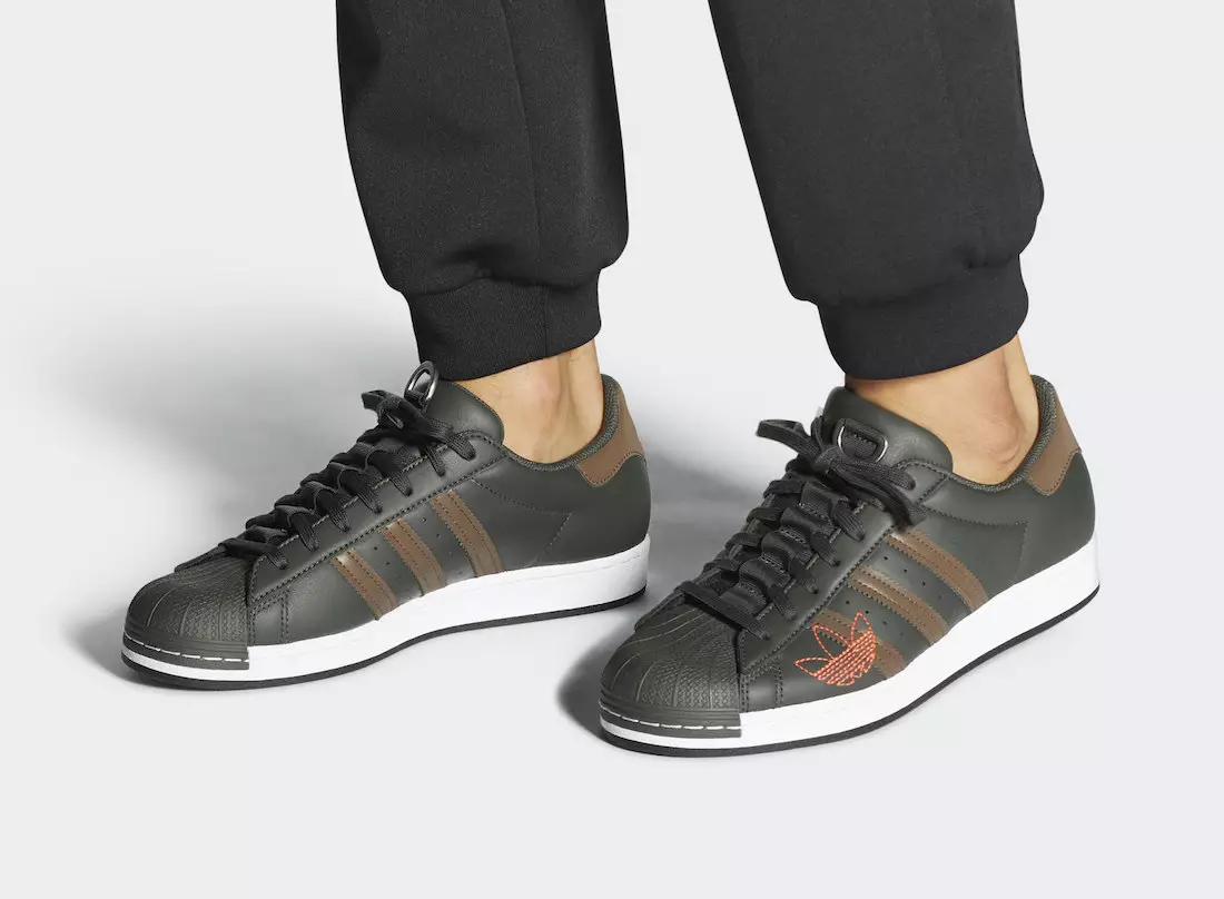 adidas Superstar Tiba di Legend Earth Dengan Logo Trefoil Berjahit