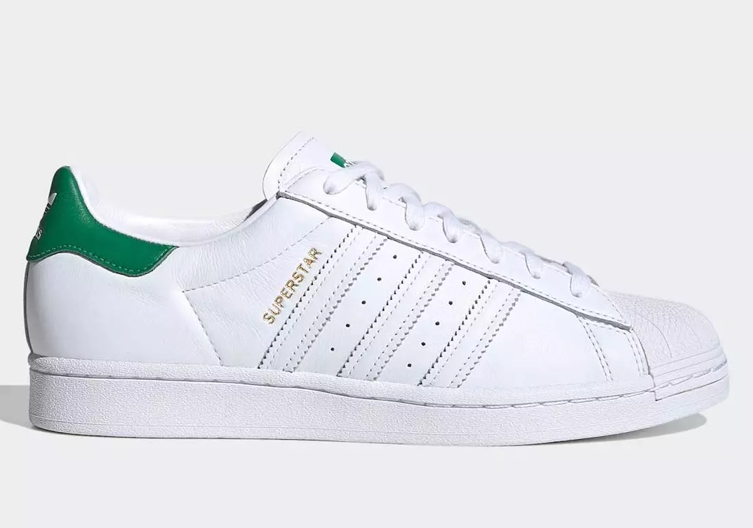 Tagann an Superstar Adidas seo i Dathanna Clasaiceach Stan Smith