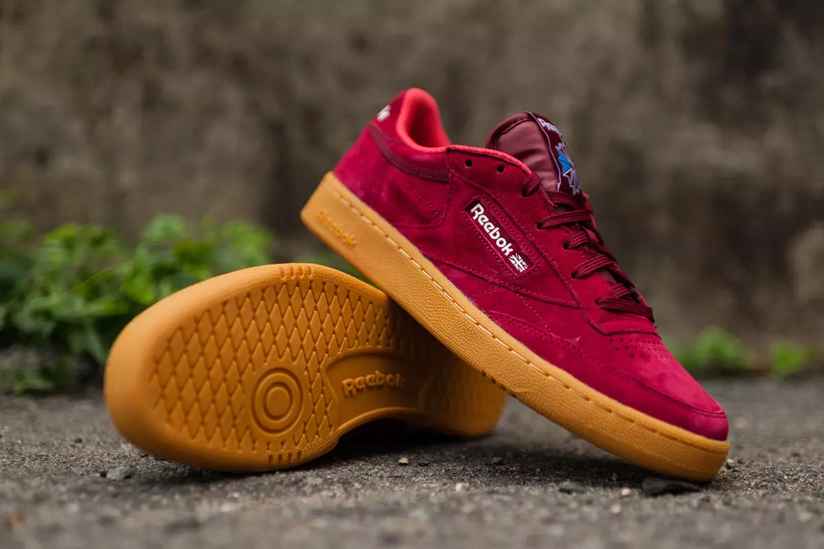 Reebok Club C 85 Burgundy trong nhà