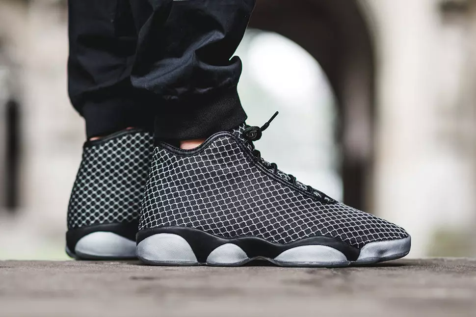 Jordan Horizon အနက်ရောင် အဖြူရောင်