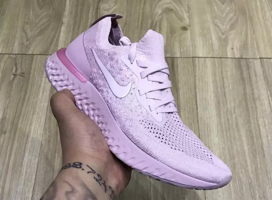 Nike Epic React Flyknit in pastelroze