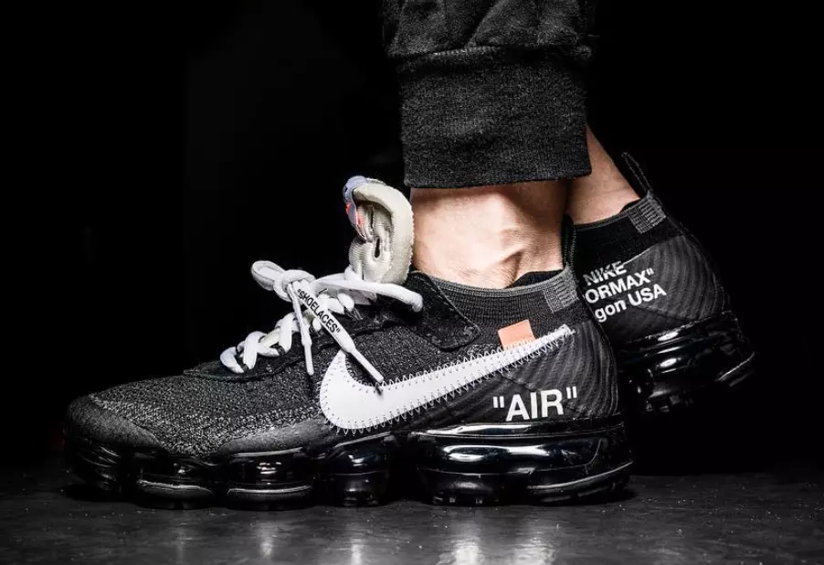 Nike VaporMax off-White pe picior