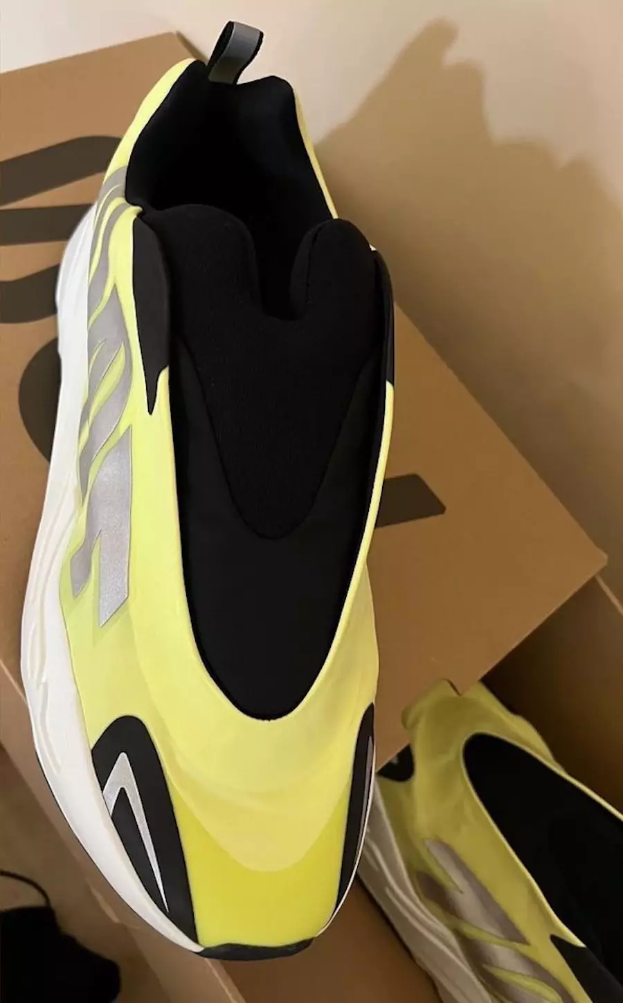 adidas Yeezy Boost 700 MNVN 레이스리스 형광체 GY2055 출시일