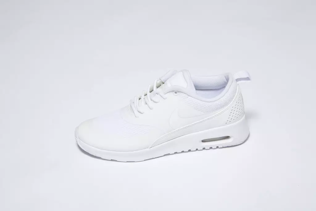 Schwaarz-Wäis-Zëmmer-Nike-Air-Max-Thea-1024x682