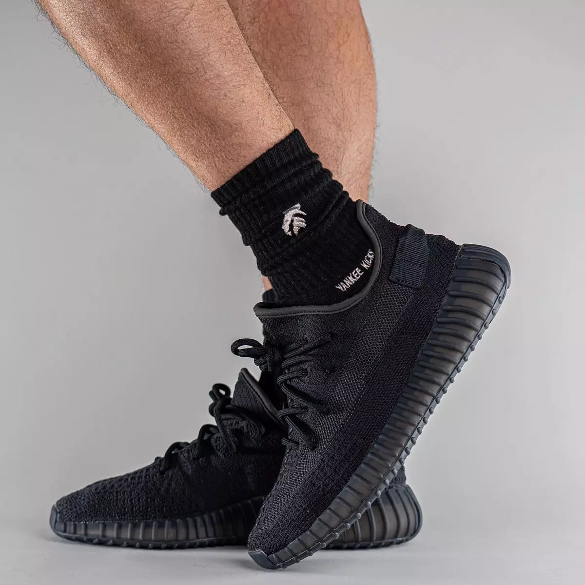 Adidas Yeezy Boost 350 V2 Onyx HQ4540 Julkaisupäivä jaloissa