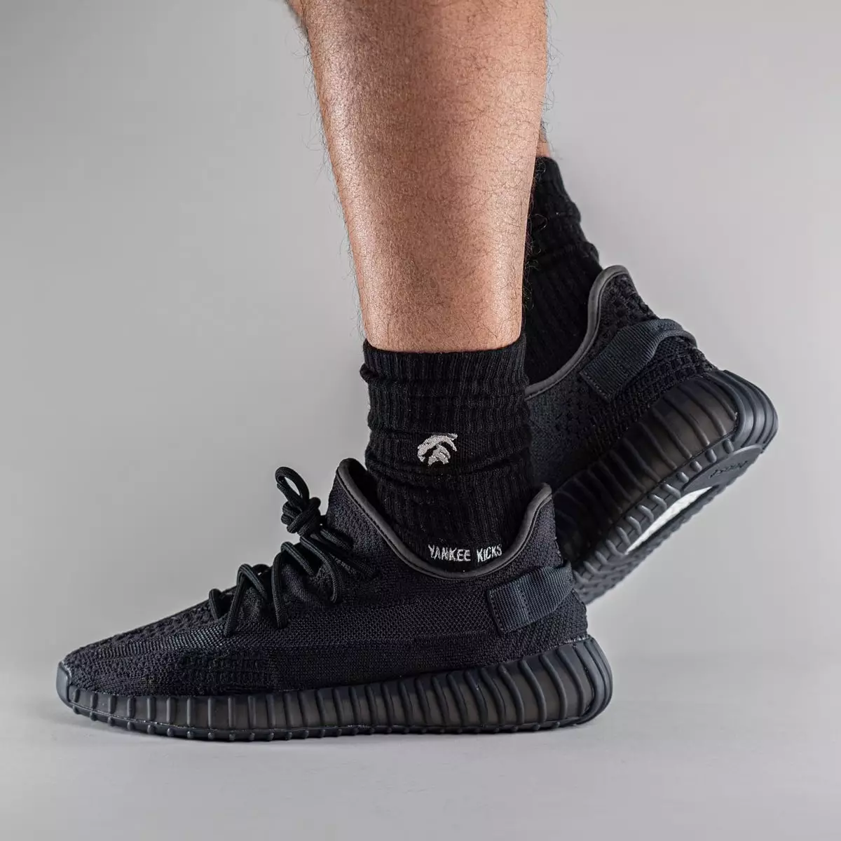 adidas Yeezy Boost 350 V2 Onyx HQ4540 Data tal-Ħruġ fuq is-saqajn