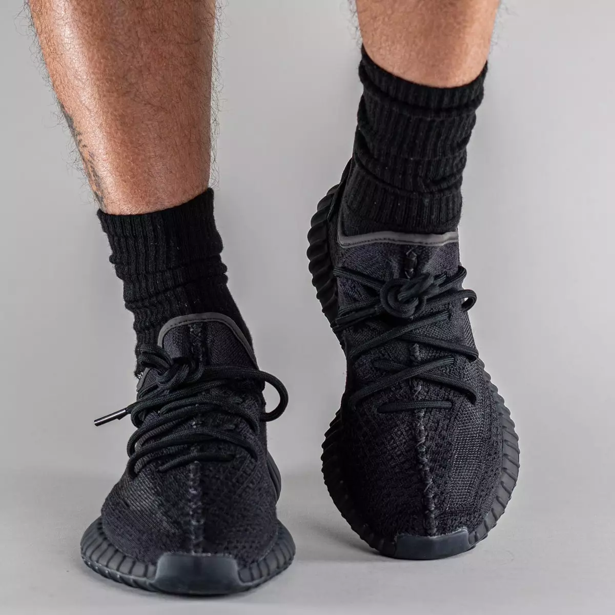 אַדידאַס Yeezy Boost 350 V2 Onyx HQ4540 מעלדונג טאָג אויף די פֿיס