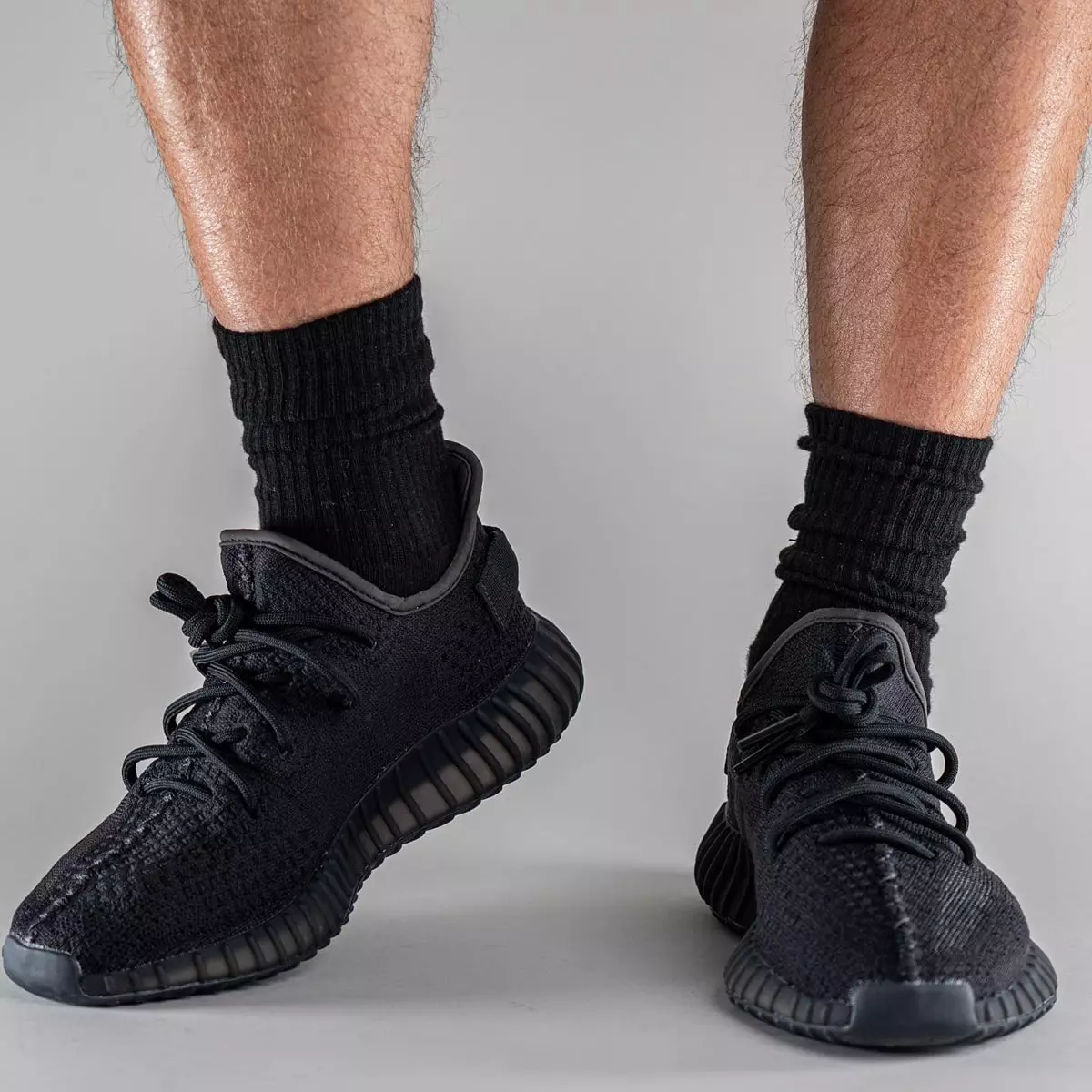 adidas Yeezy Boost 350 V2 Onyx HQ4540 Data tal-Ħruġ fuq is-saqajn