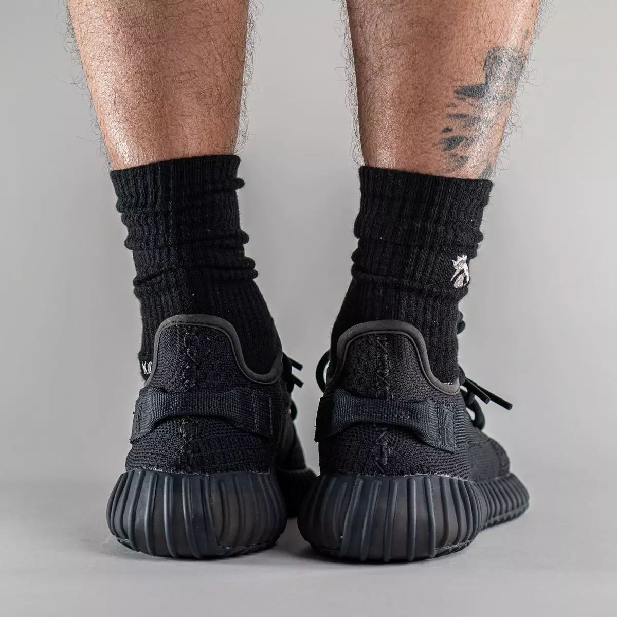 Adidas Yeezy Boost 350 V2 Onyx HQ4540 Julkaisupäivä jaloissa