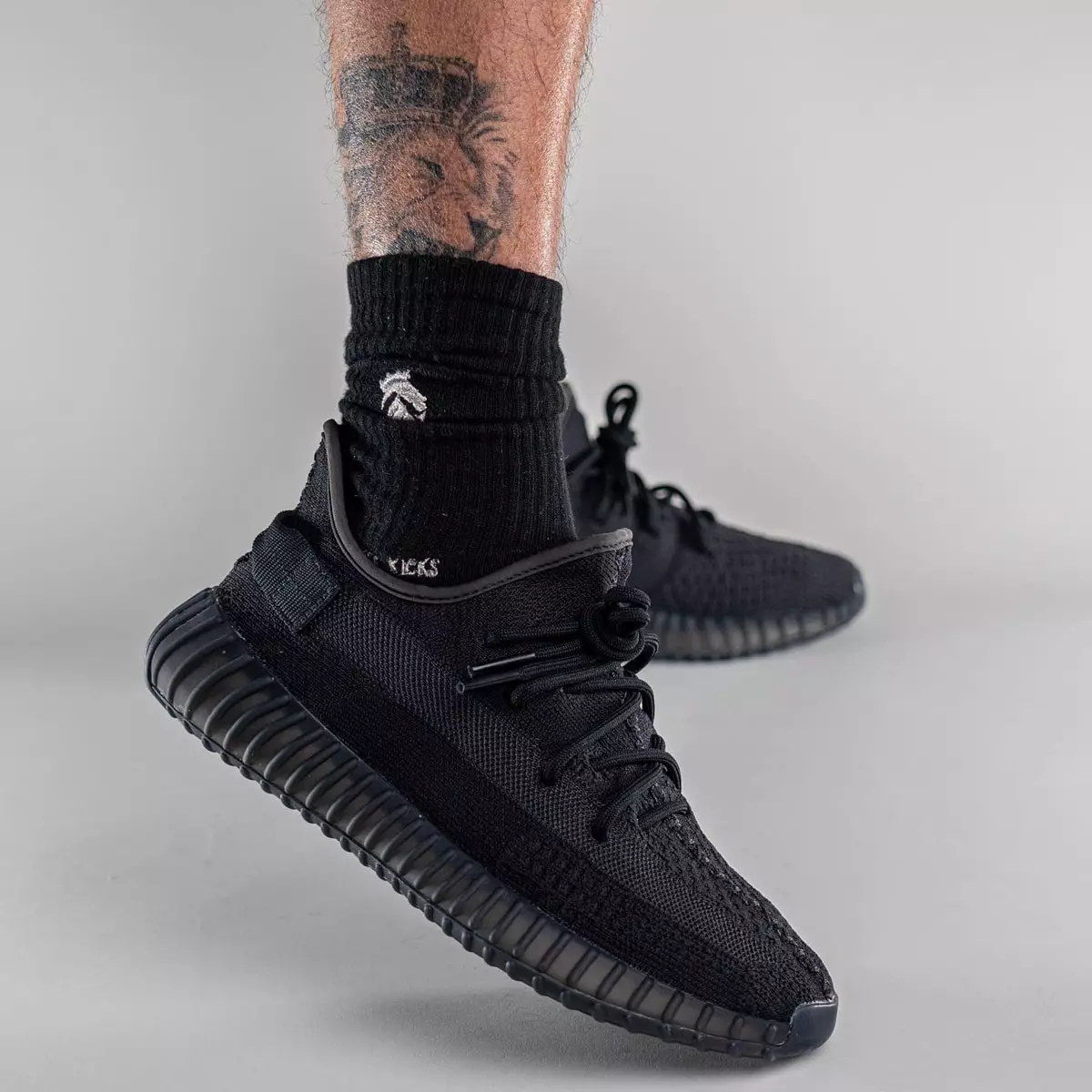 أديداس Yeezy Boost 350 V2 Onyx HQ4540 تاريخ الإصدار على القدمين