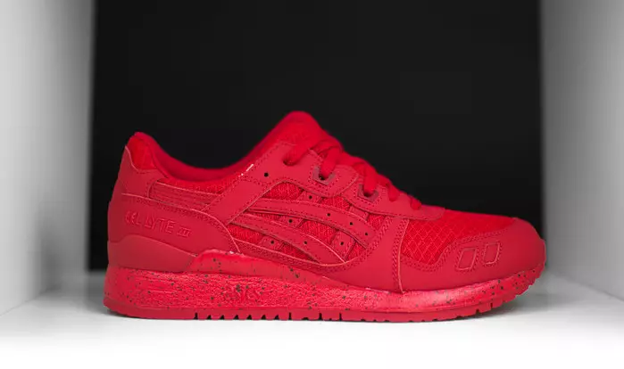 Տոնային սև և կարմիր ASICS Gel Lyte IIIs և Gel Lyte Vs