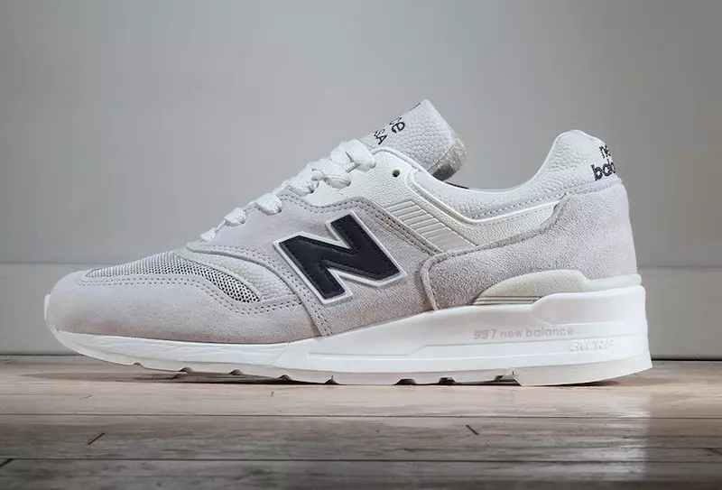 Ένα Premium New Balance 997 κατασκευασμένο με βοτσαλωτό δέρμα και σουέτ