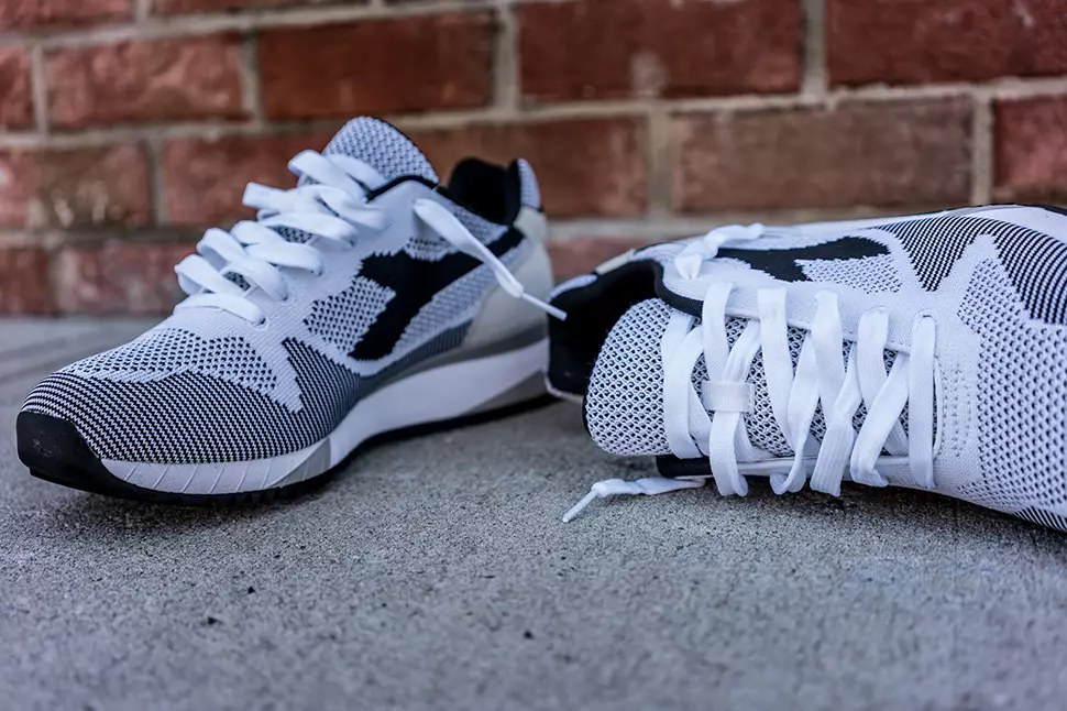 Diadora V7000 Tejido Negro Blanco