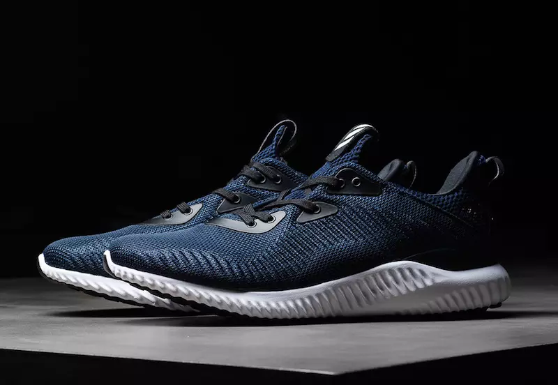 Vydání adidas AlphaBounce 1 v námořnické a bílé barvě