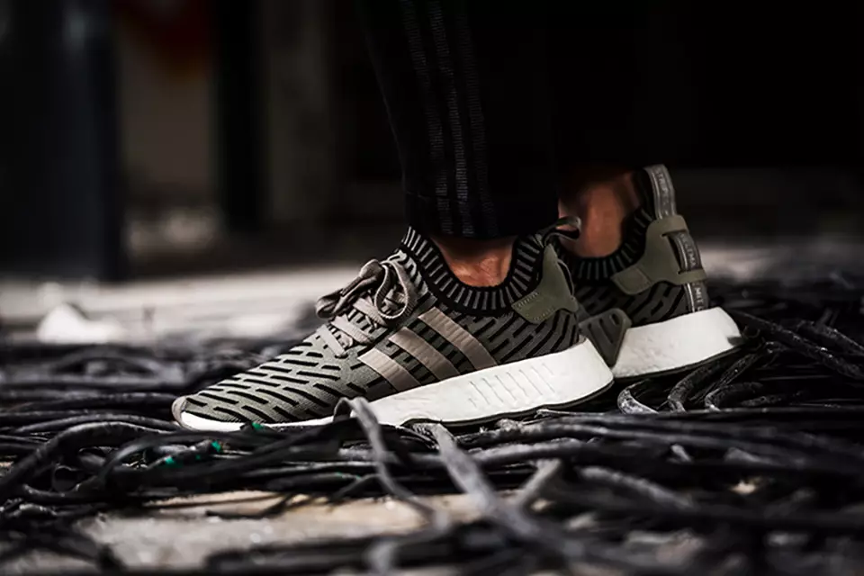 كيف يبدو حذاء adidas NMD R2 على القدمين