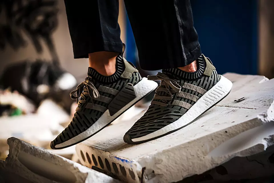 Fotografitë e adidas NMD R2 në këmbë