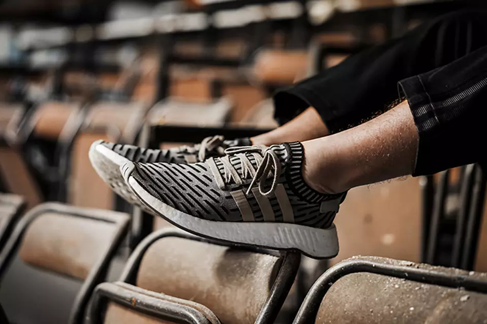 Fotografie adidas NMD R2 na nohách