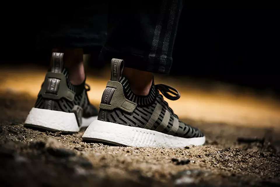 Fotografie adidas NMD R2 On-Feet