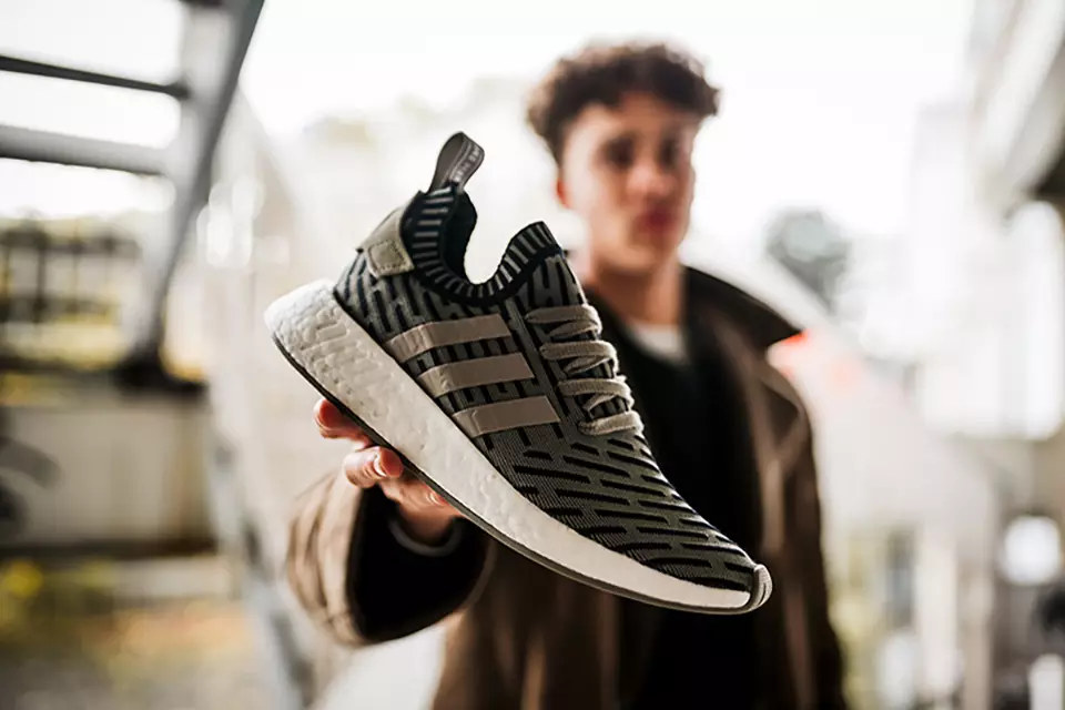 adidas NMD R2 myndir á fótum