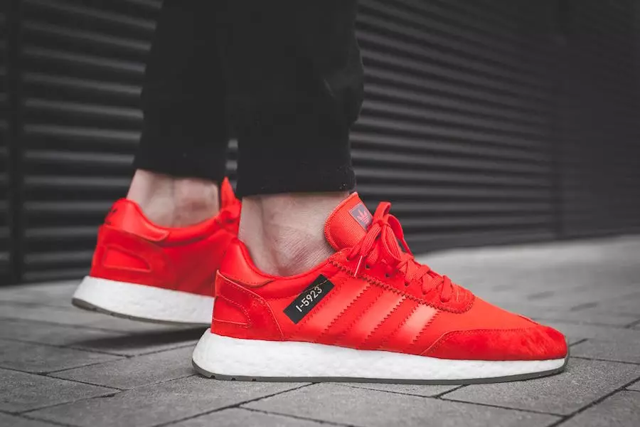 Adidas Iniki Runner I-5923 fotoattēli uz kājām