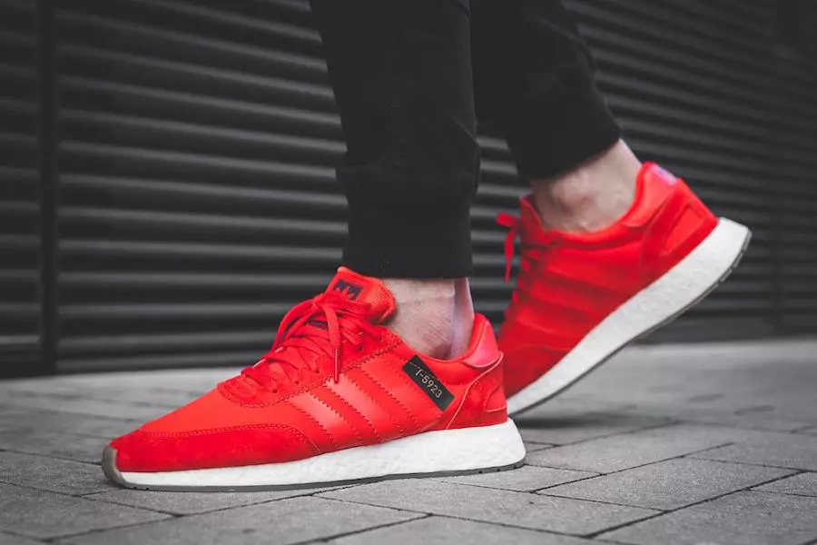 Foto dei piedi di adidas Iniki Runner I-5923