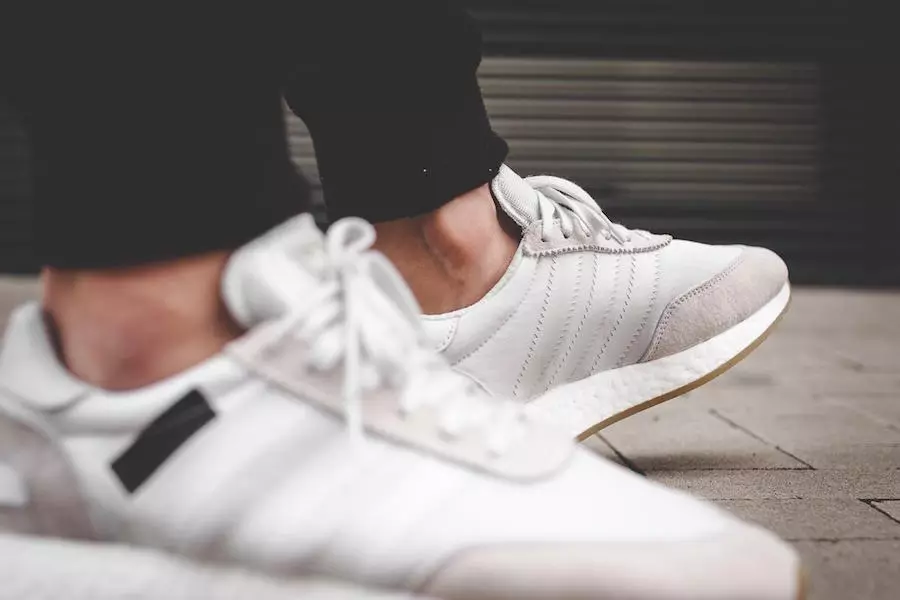 adidas Iniki Runner I-5923 хөл дээрх зураг