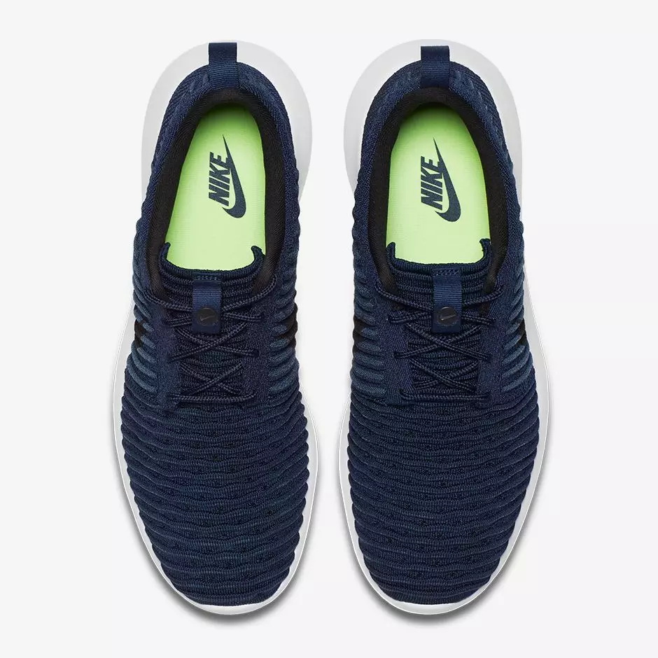 Nike Roshe သည် Flyknit ရေတပ်နှစ်ခု