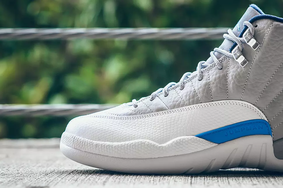 Air Jordan 12 Retro UNC Serigala Abu-abu Universitas Biru