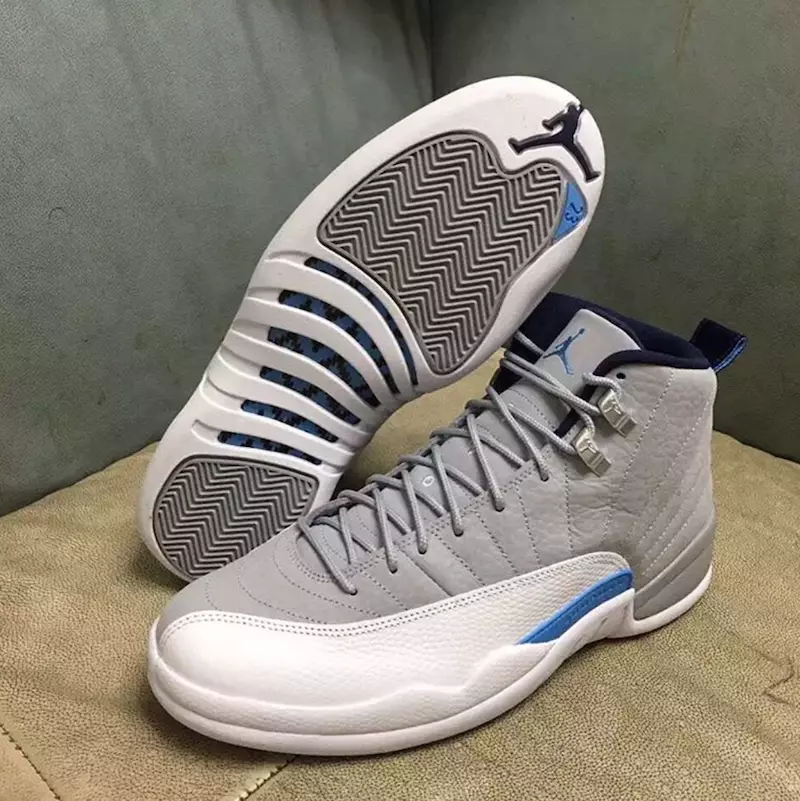 Еще один взгляд на кроссовки Air Jordan 12 серого/университетского синего цвета.