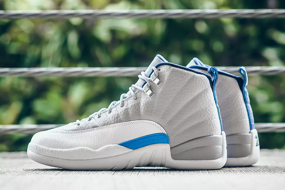 Air Jordan 12 Retro UNC Serigala Abu-abu Universitas Biru