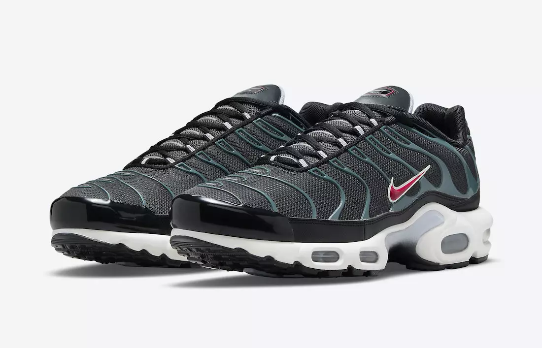 Nike Air Max Plus, 검은색과 청록색 옷을 입다