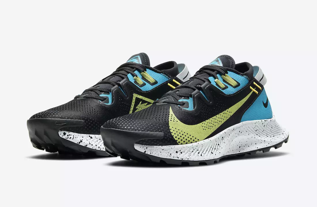 Nike Pegasus Trail 2 detaljert med laserblått og rampelys