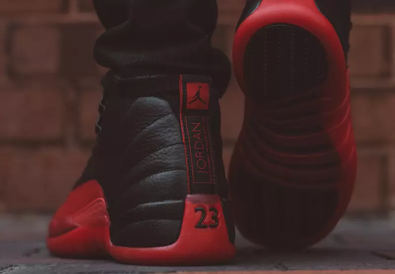 Jogo da gripe Air Jordan 12 2016 em pé