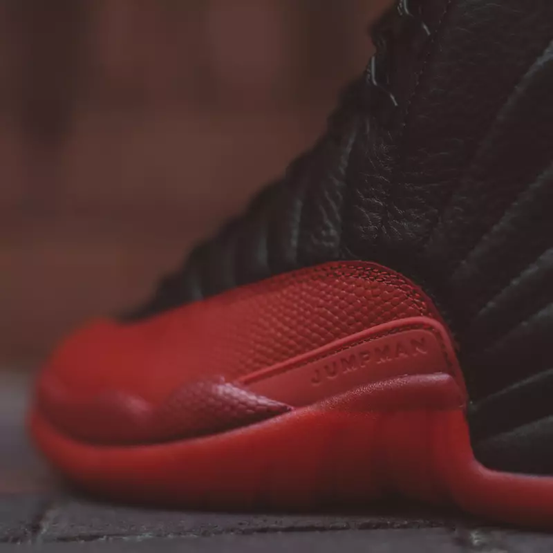 Jogo da gripe Air Jordan 12 2016 em pé