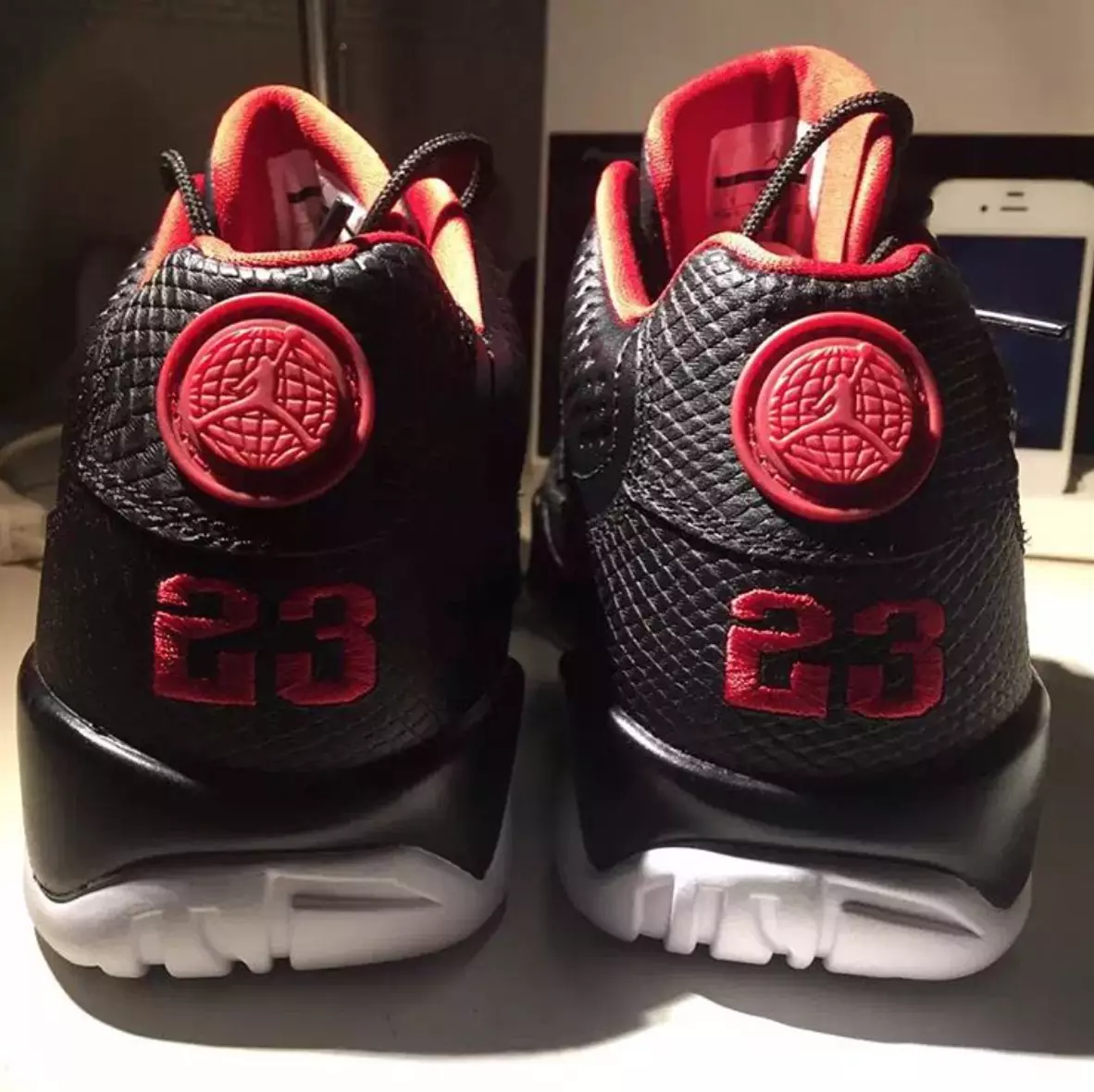 Air Jordan 9 Retro Rendah Hitam Putih Merah