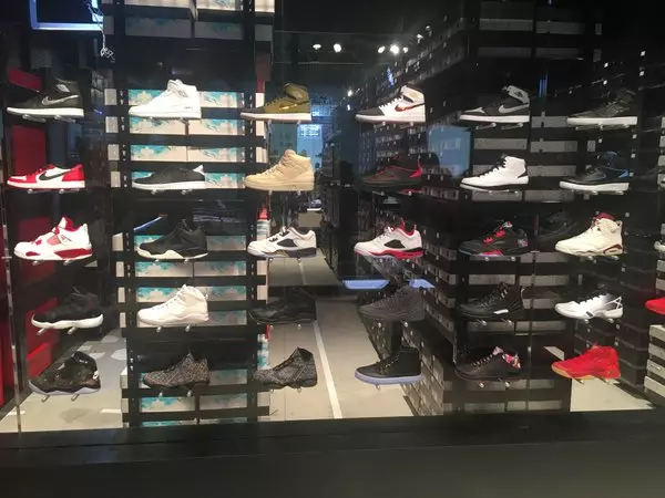 Air Jordan lança / reabastece na 306 Yonge Store em Toronto