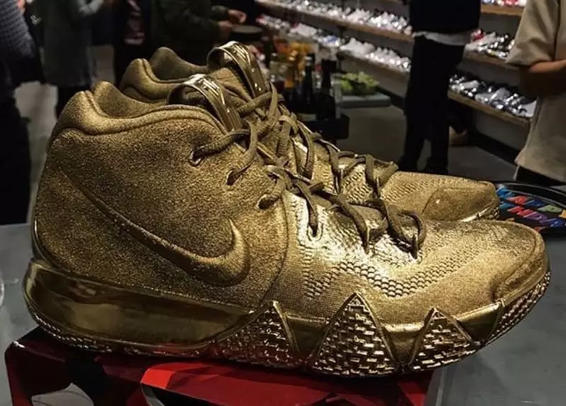 Nike Kyrie 4 Designer erhält ein goldenes Paar zu seinem Geburtstag 41327_1