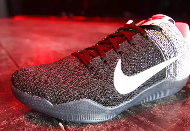 Nike Kobe 11 must valge