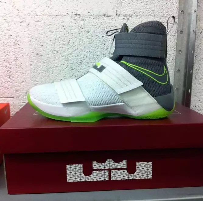 Nike LeBron Saighdiúir 10 Dunkman